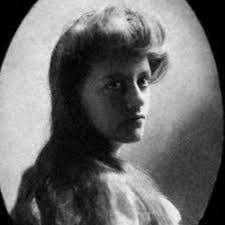 Aline Murray's Instagram, Twitter & Facebook