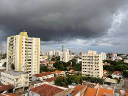Cuiabá e outros 63 municípios entram em alerta para chuvas intensas, ventos fortes e granizo; veja orientações