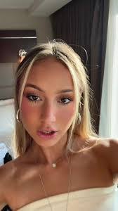 Hannah Marlow's Instagram, Twitter & Facebook