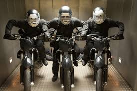 Immersive and unforgettable, point break is wholly sensory, filling every pore, tingling every muscle with unspoken exhilaration so as to leave you breathless, anxious to complete your own ozaki eight. Point Break Szene 1 Film Rezensionen De