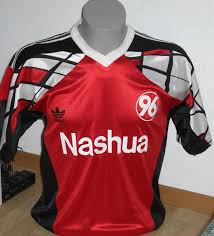 Im trikot des sc freiburg und des fc augsburg avancierte er ab 2016 im oberhaus zum torjäger. Hannover 21 22 Heim Auswarts Dritte Trikots Veroffentlicht Neuer Hauptsponsor Nur Fussball