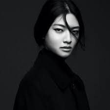 Once Again I Love How The Subject S Face Is Grey And White And The Main Focal Point Of T Photography Women Black Background Portrait Black And White Portraits