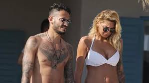 Ο ψωμιάδης, ο γαρδέλης και οι άλλοι. Aggelikh Hliadh Me Mpikini Xwris Retoys Celebrities Eidhseis