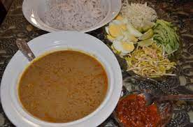 Ia lazimnya disajikan dengan dua jenis kuah, iaitu kuah masak dan kuah mentah. Rempah Laksa Kuah Merah Shopee Malaysia