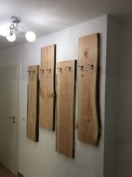Das design war inzwischen zu kindlich, zwei haken waren abgebrochen und die inzwischen größeren. Garderobe Aus Holz Selbstgebaut Ganz Einfach Garderobe Holz Garderobe Selber Bauen Garderoben Rustikal