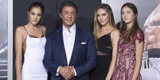 Ota yhteyttä sivuun sylvester stallone messengerissä. Schauspieler Sylvester Stallone Posiert Mit Seinen Schonen Tochtern Mopo De