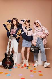 Buku tahunan adalah buku berisi foto anggota kelas dan satu angkatan denganmu di sekolah. Pin Oleh Sidul Dul Di Shoot Model Pakaian 90 An Pakaian Tumblr Fotografi Model Pakaian