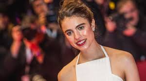 Cara delevingne (pronounced delaveen, born 12 august 1992), british fashion model and actress. Neue Beziehung Zeigt Cara Delevingne Hier Ihre Freundin Promiflash De
