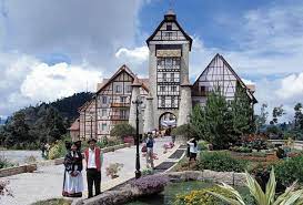 Dengan ketinggian tanahnya antara 1300m ke 1829m, udara di cameron highlands segar dan nyaman dengan suhu paling tinggi boleh mencapai 25⁰c sahaja. Berjaya Colmar Tropical Bukit Tinggi Tour Call4tours