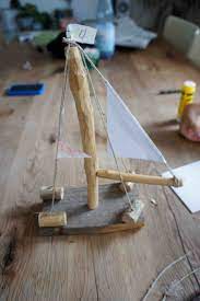 Basteln fördert die kreativität und die feinmotorik, zudem wird die phantasie der kinder angeregt. Basteln Mit Outdoor Kindern Einfaches Holzschiff Aus Recycelten Materialien Kinderoutdoor Outdoor Erlebnisse Mit Der Ganzen Familie