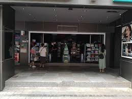 威電影的一年」、「沒有提摩西夏勒梅電影的一年」（真的有人去數）、「又看不到 007 但老子早習慣的一年」等等悲慘的代名詞。 現在讓我們來畫畫大餅，看看越來越悲觀的好萊塢主流電影公司，目前心目中的 2021 片單是什麼？ Uue33j1sld10sm