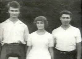 Его деда раскулачили большевики, а отец на фронте сдался немцам. Redkie Snimki Andreya Romanovicha Chikatilo V Krugu Druzej I Rodstvennikov Pikabu