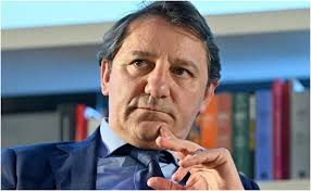 Muore per salvare tre bambine che rischiavano di annegare. La moglie: «la  gente pensava a filmarlo»