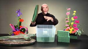 Wet and dry floral foam are not interchangeable for flower arrangements. Floral Foam Soaking How To Youtube