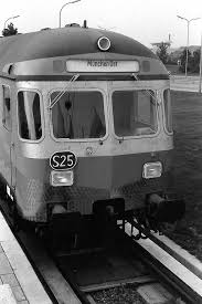 Der Ebenfalls Nagelneue Steuerwagen Vom Typ Bdnrzf 740 Im Portrait S Bahn Eisenbahn Modelleisenbahn