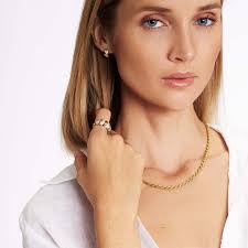 Justine Ring's Instagram, Twitter & Facebook