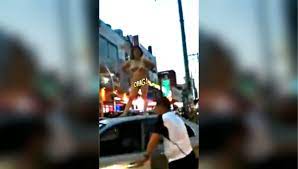 Mujer baila desnuda en la calle y causa furor 