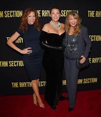 Carla bruni est apparue ce jeudi au bras de nicolas sarkozy à l'occasion d'une rencontre avec l'opposante birmane aung san suu kyi. Blake Lively Sublime Avec Ses Kilos De Grossesse