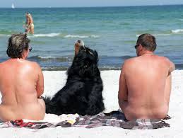 FKK im Osten: Kolumnist fühlt sich von den Nackten gestört - DER SPIEGEL