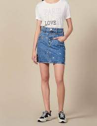 Avec l'arrivée des beaux jours, il est temps pour vous de ressortir un élément indispensable de votre. Jupe Courte En Jean Ornee De Studs From Sandro On 21 Buttons