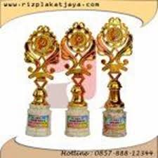 Contoh tulisan di piala untuk siswa berprestasi. Jual Piala Marmer 34 Toko Riz Plakat Jaya Surabaya Jawa Timur Indotrading