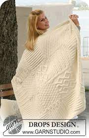 Perfetto per dare un tocco di raffinata eleganza alla camera da letto. Coperta Ai Ferri Con Trecce Coperte A Maglia Con Trecce Cuscini A Maglia Modelli Di Maglieria Gratis