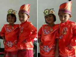 Busana ini terdiri dari celana, kain sampin, dan songkok atau penutup kepala. 6 Pakaian Adat Riau Macam Nama Penjelasan Keunikan