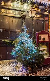 Pequeno Arbol De Navidad Nevado Delante De Au Vieux Estrasburgo El Restaurante Cerrado Por La Noche En El Tiempo De Navidad Strasbourg Alsace Francia Europa Fotografia De Stock Alamy