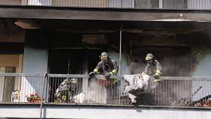 Facciata divorata dalle fiamme il rogo sarebbe partito dal 15esimo piano e in breve tempo ha divorato l'intera facciata. Incendio In Casa A Milano Lievemente Intossicata Coppia Di Anziani Evacuati Gli Otto Piani Del Palazzo La Repubblica