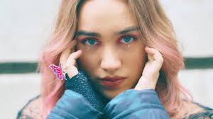 Ela Taubert, la telonera de Karol G y fenómeno viral de Tiktok que ve el  mundo "en dos colores"