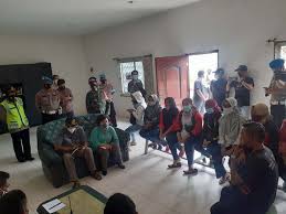 Puisi prosa kontemplasi pesan seorang ibu kepada anaknya nak, dengarkanlah ibu sejenak dengarkan ibu sejenak doa. Pv6u3m2mgyldbm
