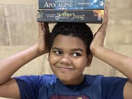 Após sofrer racismo, garoto fã de livros ganha apoio de 700 mil seguidores 