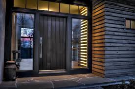 Puerta rústica de una hoja de duelas con clavos, postigo y mirilla. House Entrance Door Modern Front Door Designs Novocom Top