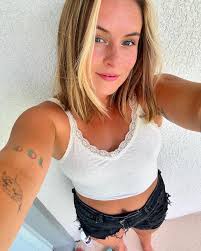 Brooke Steele's Instagram, Twitter & Facebook