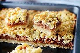 Este foarte gustoasă și incredibil de usor de preparat. Prajitura Cu Mere Si Aluat Ras Dulciuri Fel De Fel Facebook