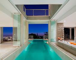 Una Casa Excepcional En Una Ubicacion Excepcional Esta Gran Villa Es Realmente Uno De Una Especie Dentro De La Exclus Casas Con Alberca Casas Casas Con Pileta