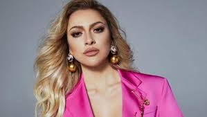 Hadise 2019'un kendisi için çok güzel geçtiğini, yeni yıldan herkes için sağlık, mutluluj dilediğini muhabirlerimize söyledi. Hadise Nin Gogus Dekolteli Paylasimi Sosyal Medyayi Salladi