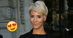 La photo postée de sa toute dernière coupe de cheveux, une petite frange qui lui va super bien! Shy M La Chanteuse Change De Coupe Et S Offre Des Extensions Capillaires