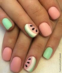 Seca las manos, lima las uñas, y con un empujador de acero inoxidable, echa hacia atrás las cutículas. Esmaltado Semipermanente Para Unas Cortas