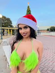 Xochavella plays How the Grinch stole Christmas : rCosplayNation