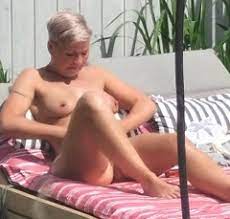 Reife Frauen nackt im Garten - Oma Porno Foto