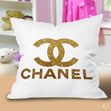 Cuscino profumo chanel personalizzabile su retro con nome ideale come regalo originale e unico. Gold Coco Chanel Logo Pillow Cases Chanel Room Pillows Chanel Decor