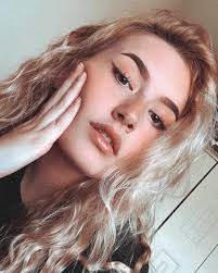 Holly Ann (@holly.humphries) • Instagram photos and videos