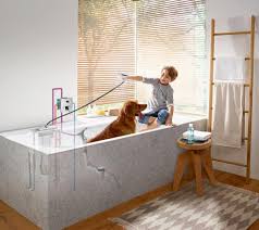Der wannenfuß sorgt für eine standhafte montage der freistehenden badewanne. Badewanne Mit Ausziehbarem Dusch Schlauch Sbox Von Hansgrohe Macht S Moglich Badratgeber Com