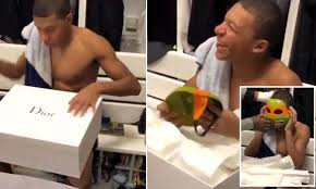 Mbappé sur la jaquette de fifa 21 ! Psg Players Prank Kylian Mbappe With Donatello Mask Daily Mail Online
