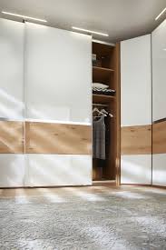 Mit Diesem Schrank Uber Eck Aus Der Interliving Schlafzimmer Serie 1202 Kannst Du Deinen Platz Bestens Ausnutz Eck Tv Schrank Schlafzimmer Schrank Schlafzimmer