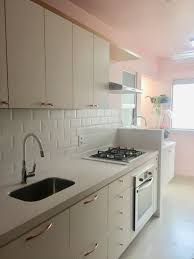 Cozinha Rosa Metro White Acetinado Tinta Coral Rosa Amor De Mae Madeira Currupixa Pedra Sile Cozinhas Modernas Cozinhas Minusculas Armarios De Cozinha Rosa