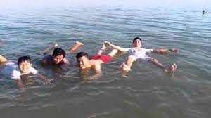 Laut mati (atau laut asin) adalah danau yang membujur di daerah antara israel, palestina, dan yordania. Berenang Di Laut Mati Youtube