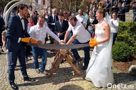 Was du über das hochzeitsspiel baumstamm sägen wissen musst. In Die Ehe Gesagt Onetz
