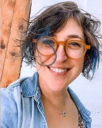 Mayim chaya bialik (born december 12, 1975, san diego, california) is an american actress, neuroscientist, and author. Mayim Bialik On Twitter New Hair Prepping For Call Me Kat Cut By The Amazing Emily Dawn I Love It Even Added A Little Blue